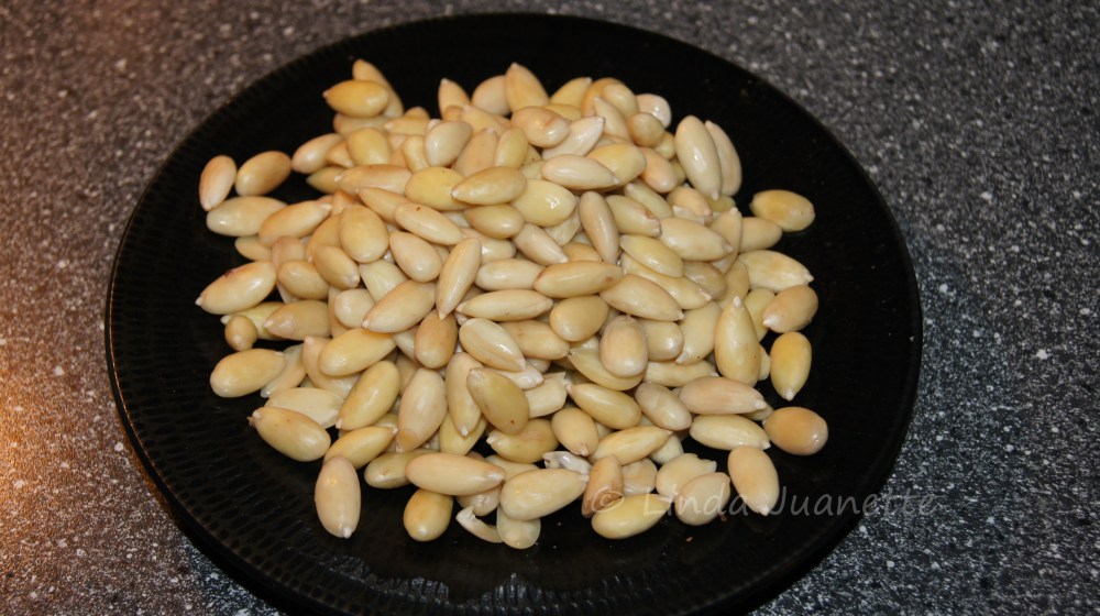 Etterpå deles mandlene i to på langs hvor mandlene naturlig er delt.