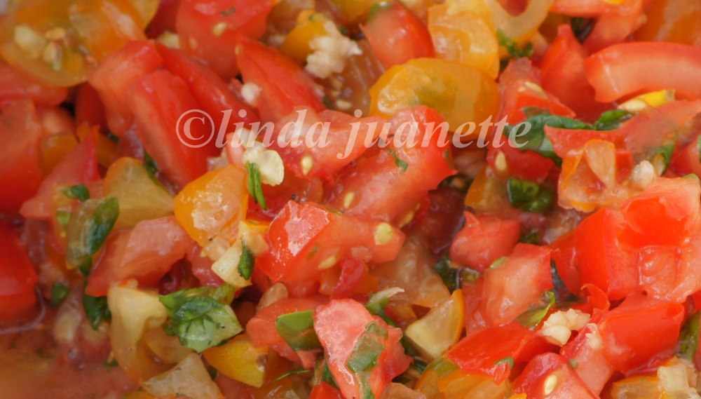 Jeg bruker ofte mikse gule og røde tomater når jeg lager Bruschetta, både for fargen og smakens skyld.