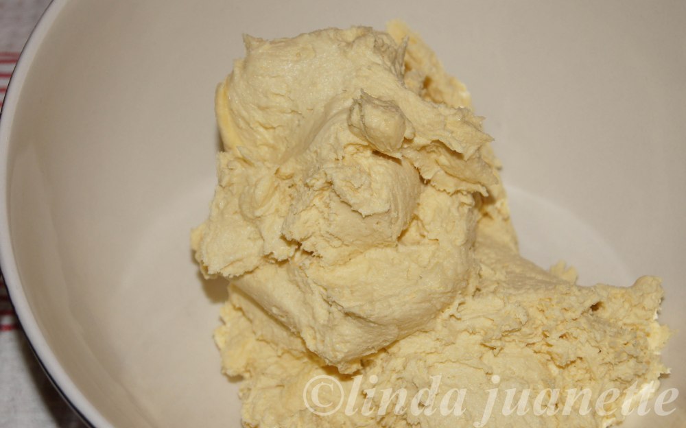 Margarin og sukker røres hvitt.