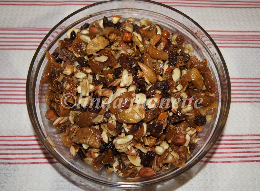 La fruktblandingen stå og trekke et døgn.