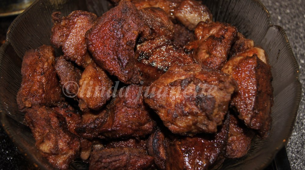 Steik kjøttstykkene til de får en fin steikeskorpe før de settes til side imens løken freses i pannen.