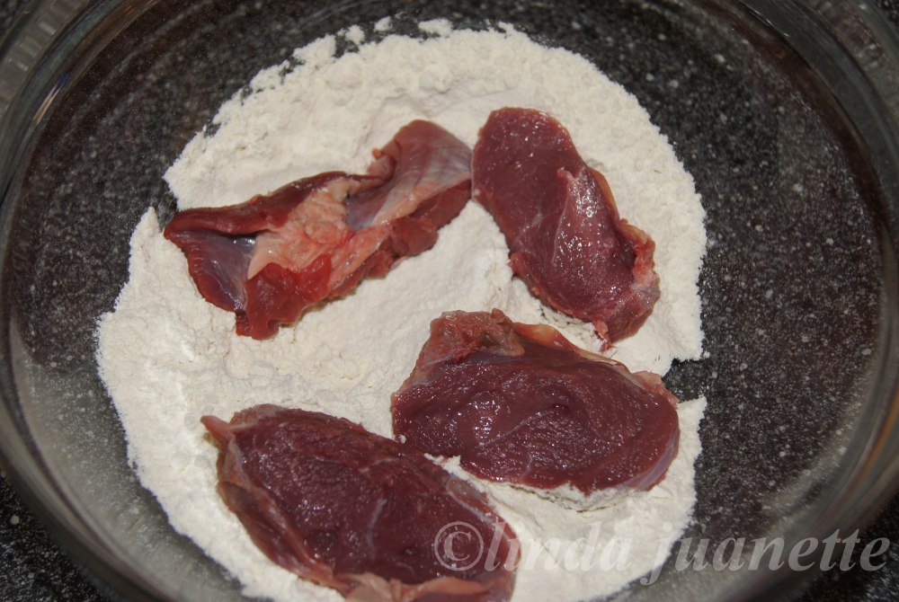 Skjær kjøttet i passende stykker før det vendes i mel.