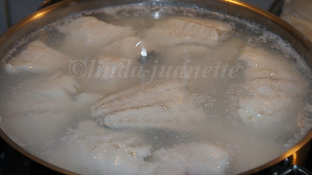 Når vannet koker has fisken i. La den trekke ca. fem minutter.