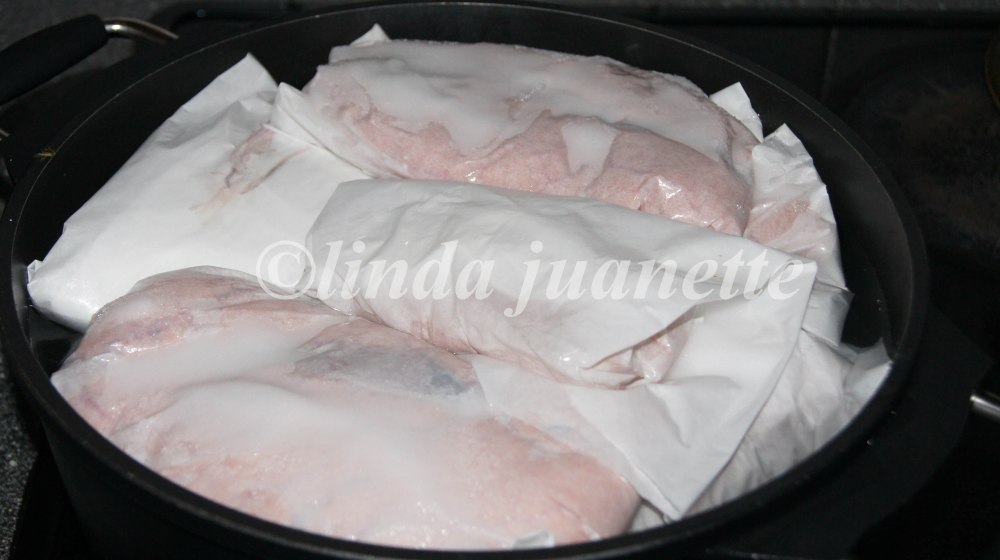 Innpakket rogn legges i det varme kokevannet og trekker ca. 30 minutter.