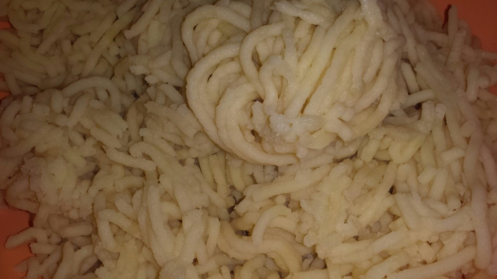 Mal potetene i en kvern.