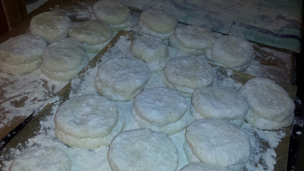 Når deigen er passe deles den opp i emner som får ligge å hvile på meldrysset underlag frem til de skal kjevles.