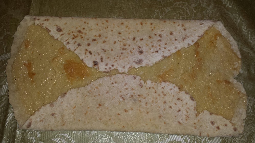 Smør og brett lefsene, først en gang slik med kantene inn mot midten, deretter brettes de over hverandre.