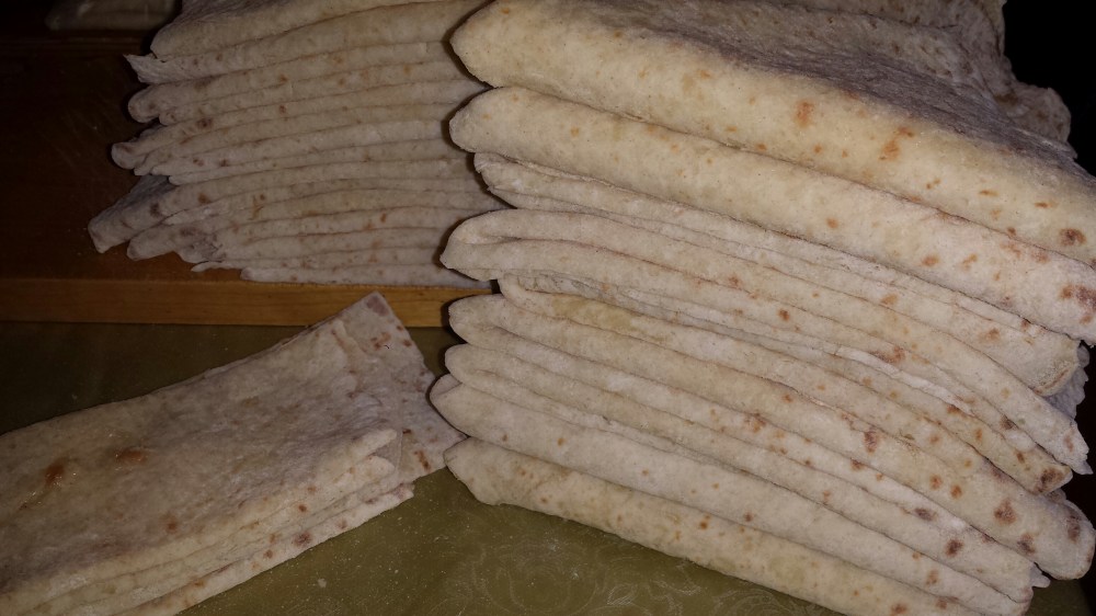 En flott stabel med ferdigsmurte Valdreslefser, en stabel uten smurning som jeg skal bruke til å fylle med andre ting...og et par lefser som skal være til den første prøvesmakingen :-)