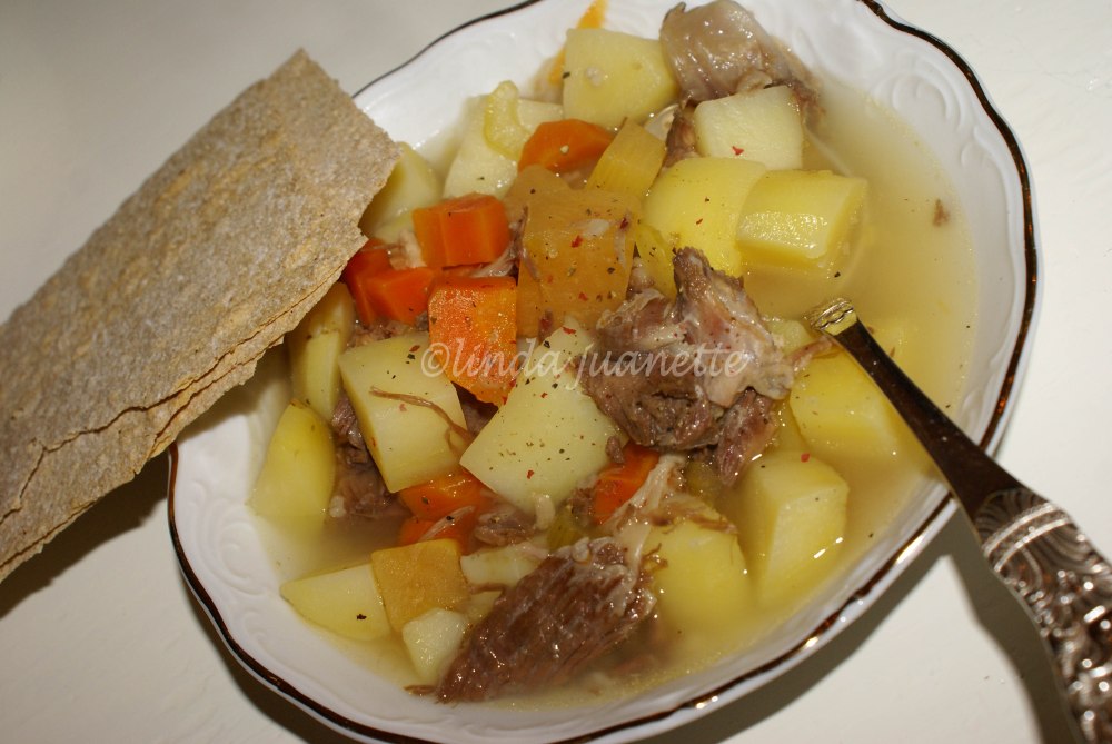 Rykende varm kjøttsuppe, servert med flatbrød. Vel bekomme!
