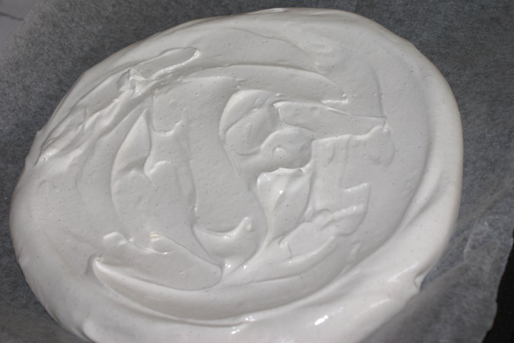 Bre marengsmassen utover bakepapiret i en diameter på cirka 26 cm.