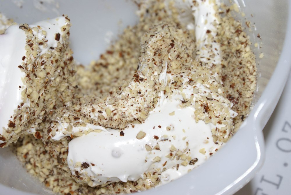 Bland mandelmassen forsiktig inn i de stivpiskede eggehvitene.