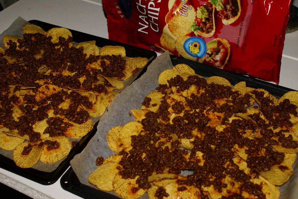 Fordel tacokjøttet over nachosen.
