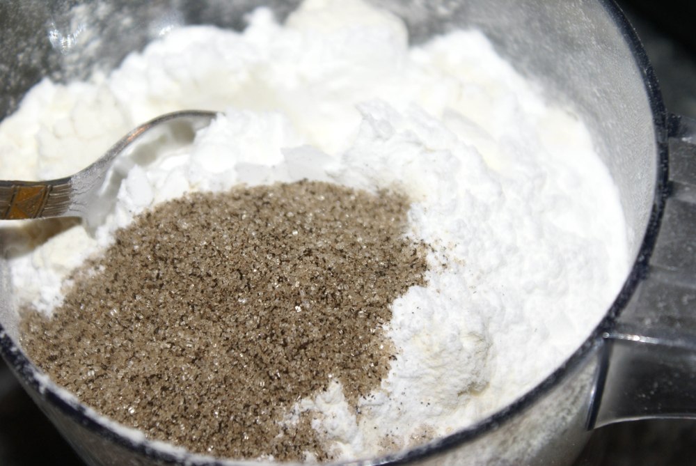 Bland vaniljesukker og bakepulver sammen med hvetemel før det has i deigen.