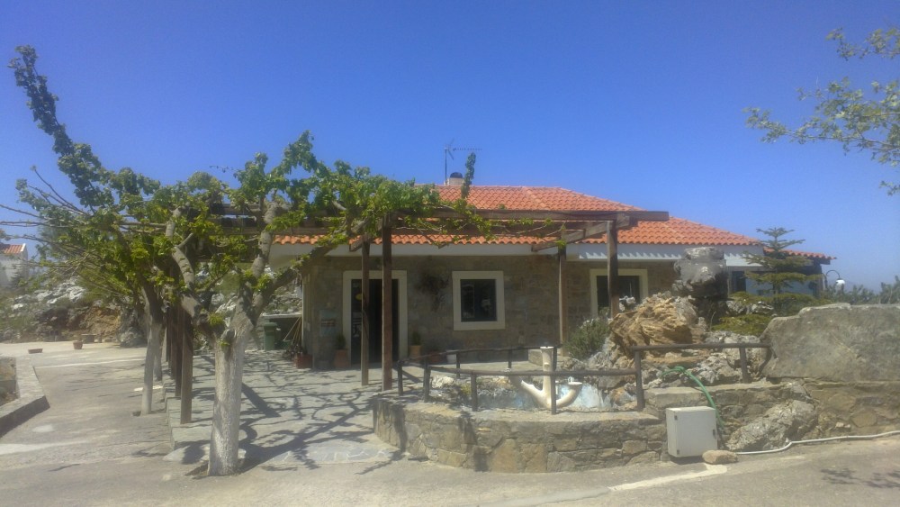 Restaurant på fjellet ovenfor Anogia (Enkenes by). Her serveres en lokal spesialitet som de fastboende på Kreta elsker; spagetti med irevet ost - og osten er selvfølgelig laget av lokale produsenter. Restauranten ligger i tilknytning til et spasenter.