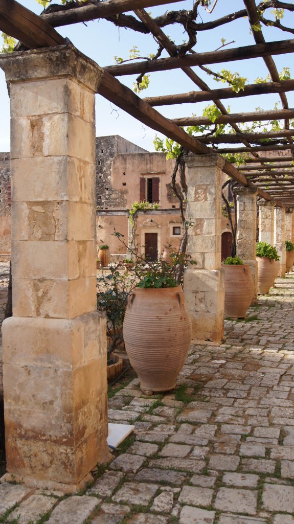 Det er vår på Kreta og blomster og trær har akkurat begynt å spire og gro. 