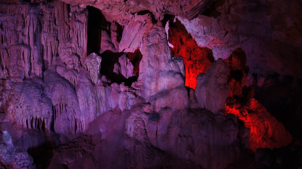 Vakker lyssetting og svært publikumsvennlig i Sfendoni cave.