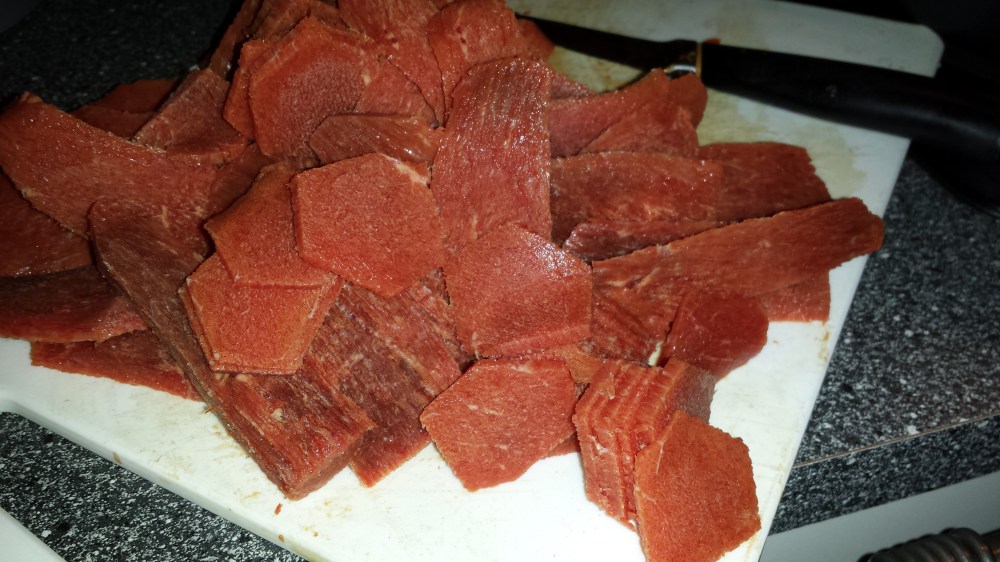 Skav elgkjøttet i tynne skiver imens kjøttet ennå er halvfrossent.