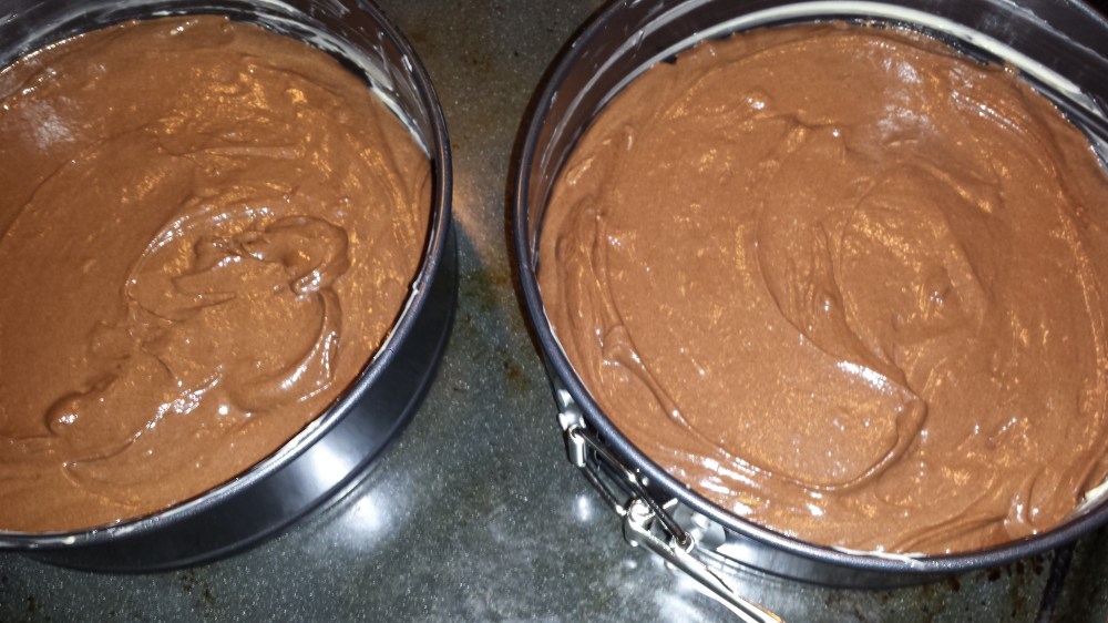 Fordel røren i de to kakeformene og stek bunnene midt i ovn ved 180 grader celsius i ca. 30 minutter.