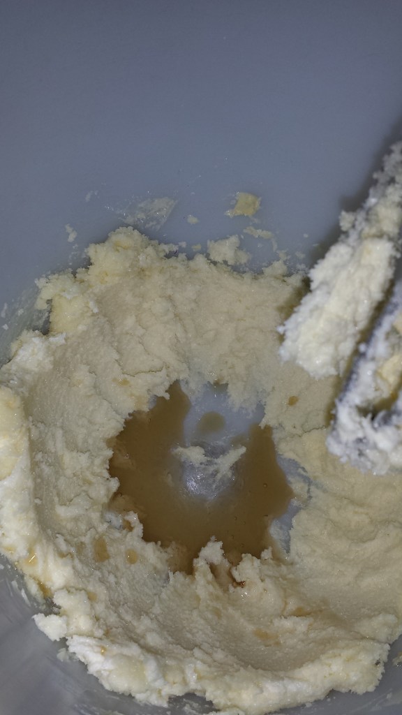 Rør smør og sukker hvitt og ha i vaniljeessensen.