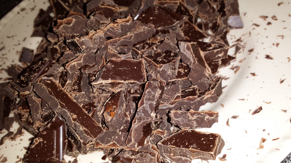 Hakk eller riv sjokoladen før du har den i kjelen, da smelter den raskere.