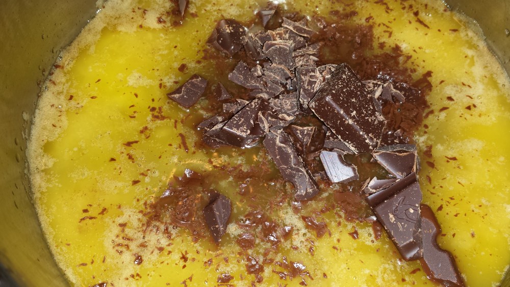 Ha sjokoladen i kjelen sammen med de andre ingrediensene og rør sammen.