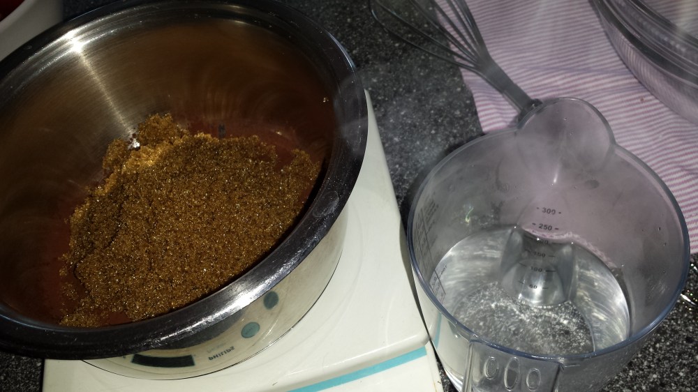 Tilsett kokende vann i kakaoblandingen.