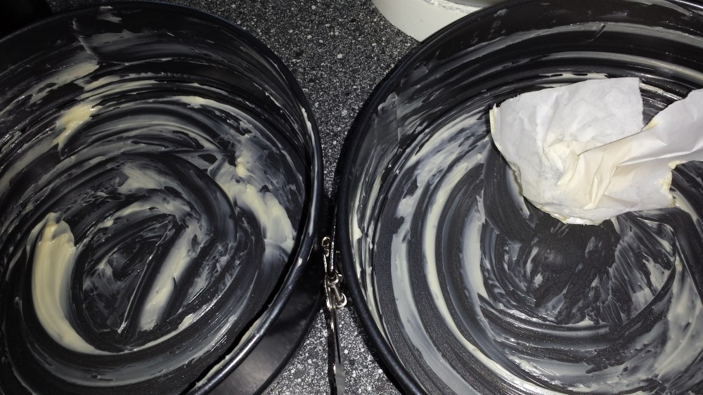 Smør to kakeformer på 20 cm i diameter. 