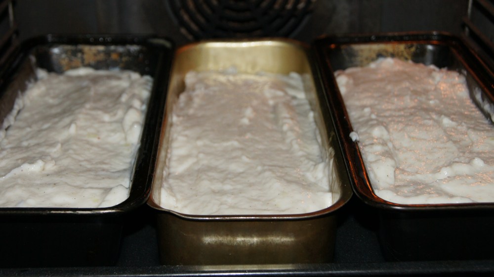 Steik fiskepuddingen i vannbad, det gjør du ved å sette formen med fiskepudding i en dypere form som du fyller med vann.  Dersom vannet fordamper før steiketiden er omme fyller du bare på med nytt vann. Lager du flere puddinger har du middager som kan legges i fryseren og tas opp en dag du har mindre tid til middagsforberedelser :-)