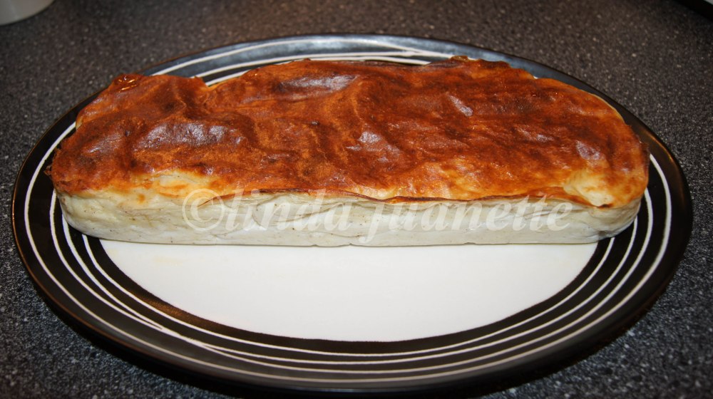 Heimelaget fiskepudding er både smakfullt og næringsrikt etter som det er mye fisk i puddingen. En porsjon som dette er med tilbehør nok til cirka fem personer.