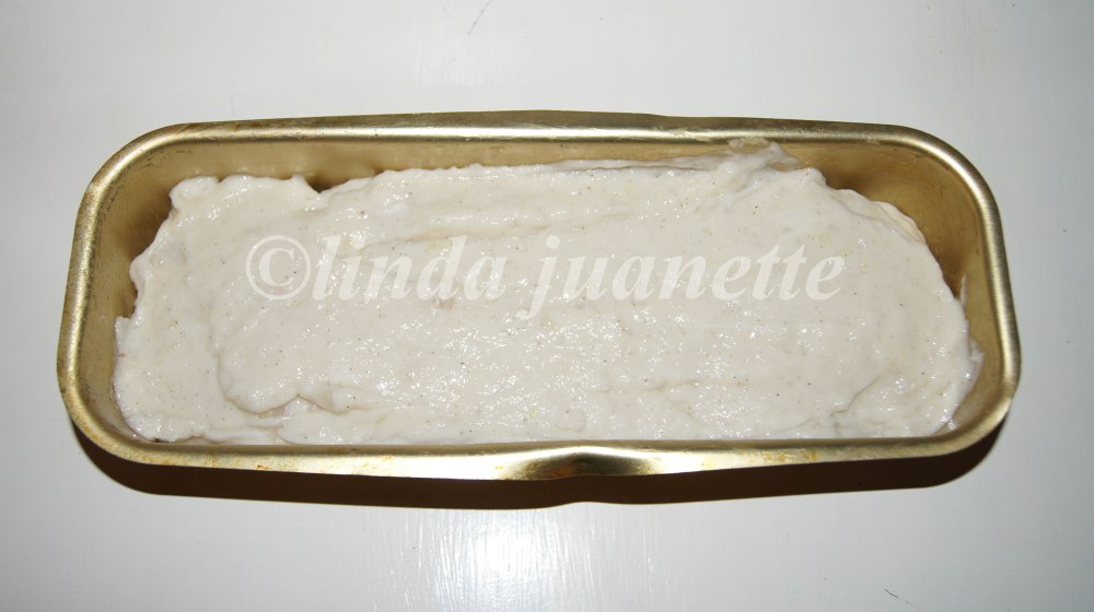 Her har jeg fylt en brødform som rommer 1,5 liter med fiskepudding og nå er den klar for å steikes i vannbad.