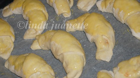 Pensle hornene med sammenpiskede egg før steiking.