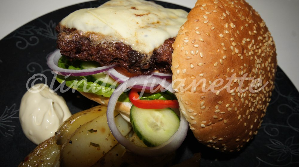 Mmmm, herlig godt med heimelaga hamburger og tilbehør :-)