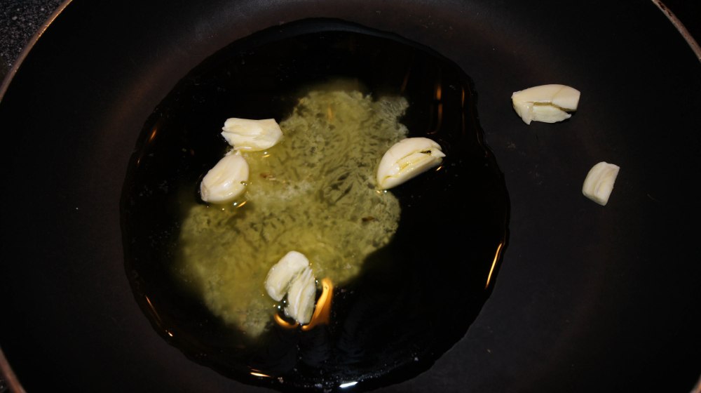 Ha noen hele hvitløksfedd i steikepanna sammen med smør og olje, det gir en ekstra god smak til kjøttet når du steiker det.