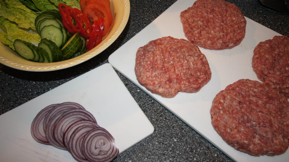Alt er forberedt, nå er det bare å steike burgerne.