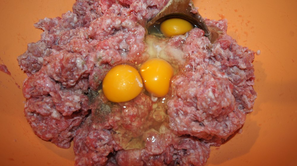 Kvernet kjøtt, salt, pepper og egg, det er alt som skal til for å lage gode hamburgere.