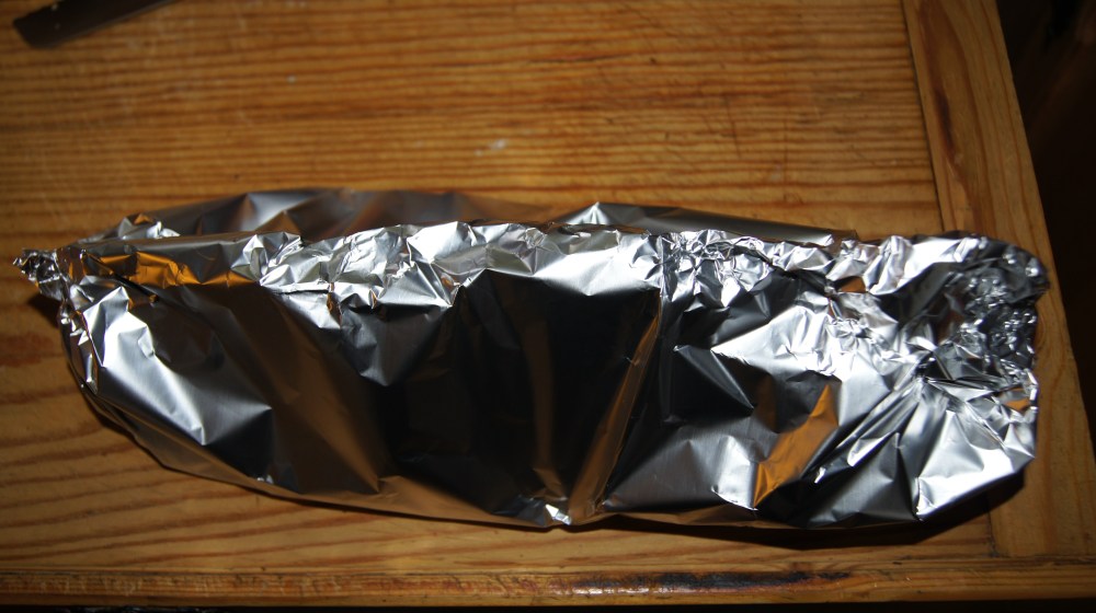 Bakk laksen inn i folien og sjekk at alle åpninger er lukket slik at ikke damp kommer ut.