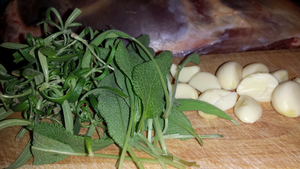 Ta skalle av hvitløksbåtene og finhakk rosmarin og salvie.