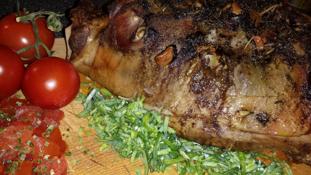 Mørt og godt lammelår som har fått langtidssteike i ovn er utrolig smakfullt og saftig.