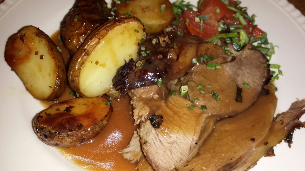 Langtidsstekt lammelår med urter, ovnsbakte poteter og sjysaus. 