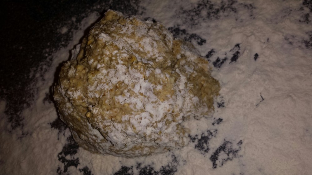 Elt deigen på melet underlag og kjevle ut til en passe tykk leiv.