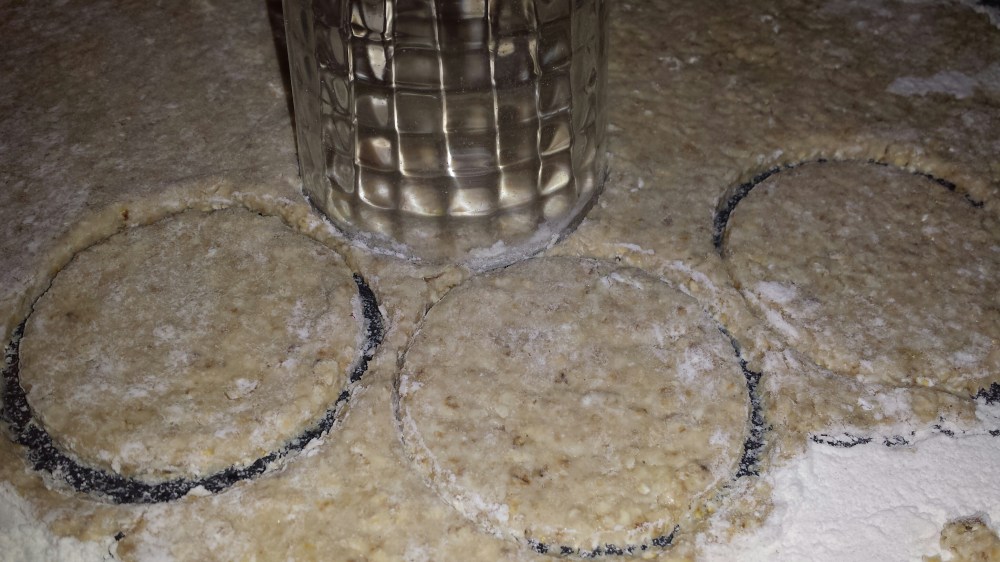 Trykk ut rundinger i leiven. Bruk et glass eller en liten rund form.