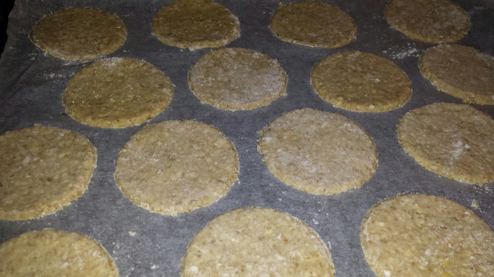 Legg kjeksene på bakepapirkledt steikebrett.