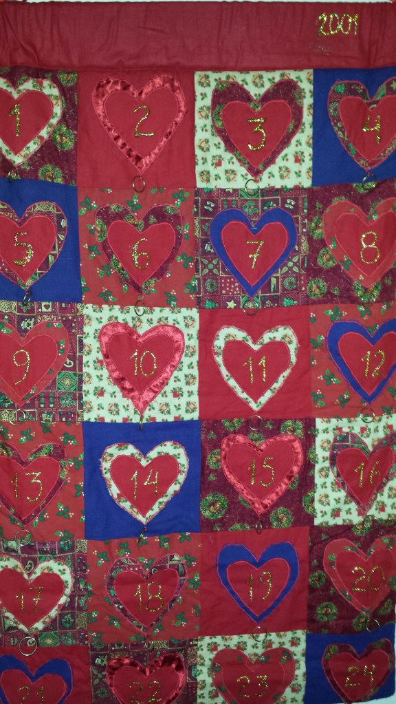 Slik ser kalenderen ut i sin helhet. Klar for å få adventspakker knyttet på ringene :-)