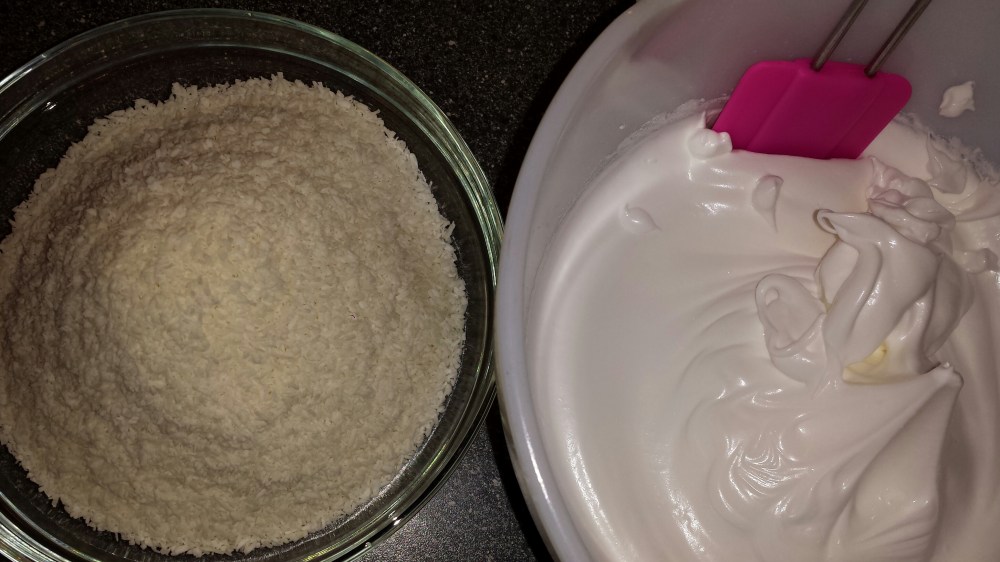 Nå skal kokosmassen has i de stivpiskede eggehvitene.