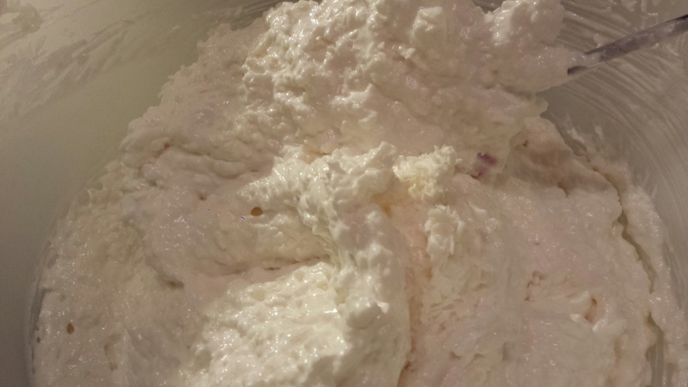 Vend kokosmassen forsiktig inn slik at de stivpiskede hvitene ikke faller sammen.