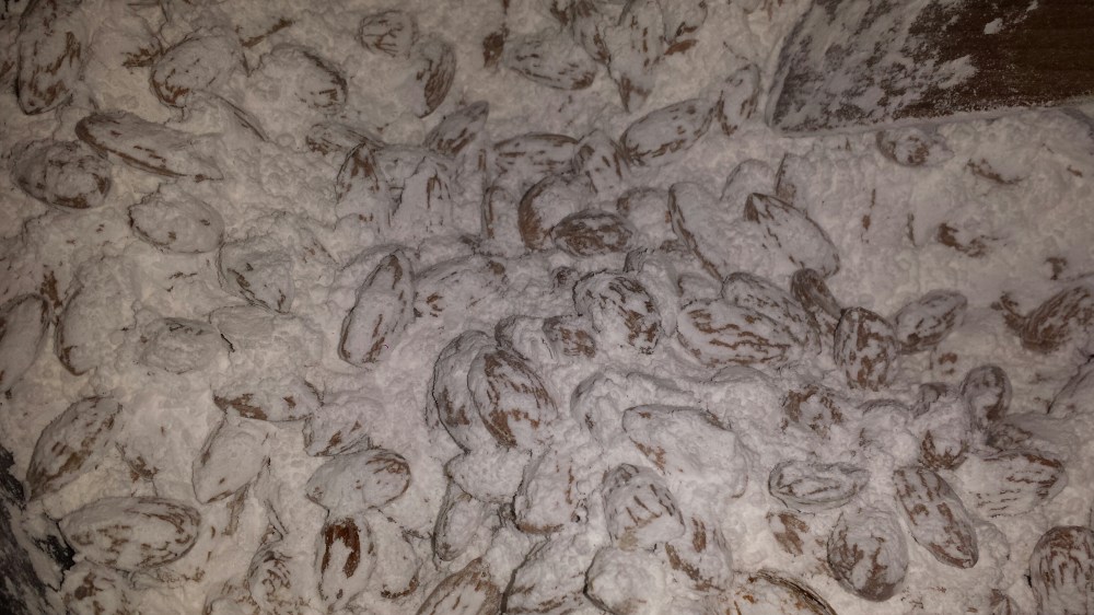 Ha melisen over mandlene og rør rundt før vannet tilsettes.