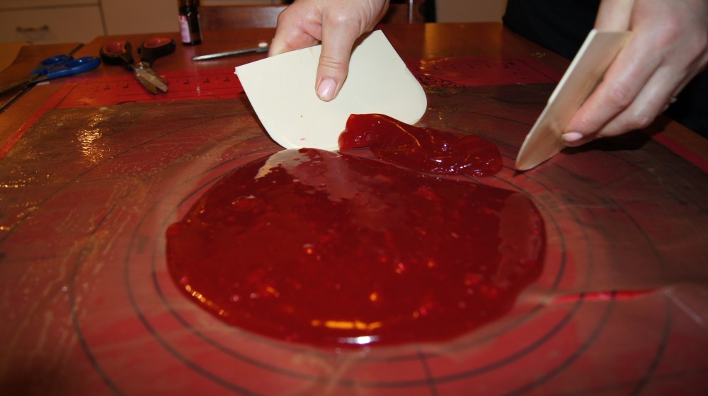 Bruk spadene og vend i massen imens den kjølner.