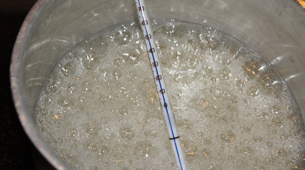 Ha vann, sukker og druesukker (viktig at ingrediensene has i denne rekkefølgen) i en rustfri kjele. Legg på lokk og la fosskoke i et minutt før du tar av lokket og setter termometeret i. La koke videre på full varme til temperaturen er 162 grader.