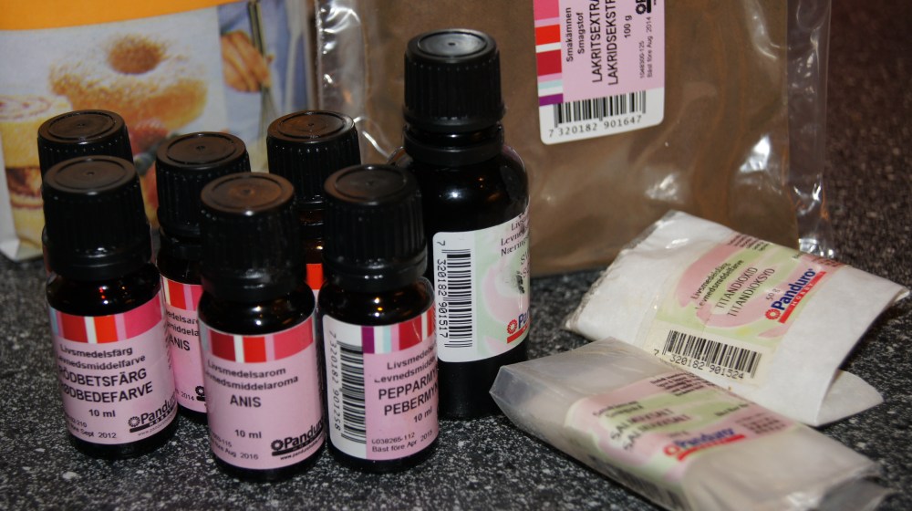 Det finnes et utall av smaker å få kjøpt så her er det bare å velge hva man liker aller best. I tilegg trenger man næringsmiddelfarge.