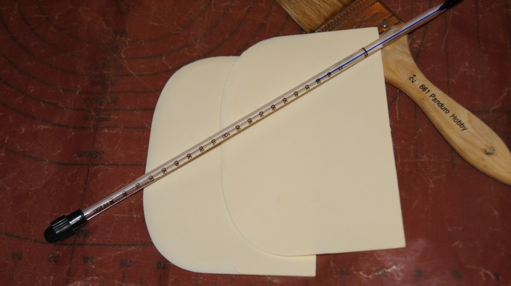 Varmebestandige deigskraper, teflonmatte, pensel og termometer er viktige redskaper når man skal koke drops. I tillegg trenger man også en saks og en tykkbunnet kjele.